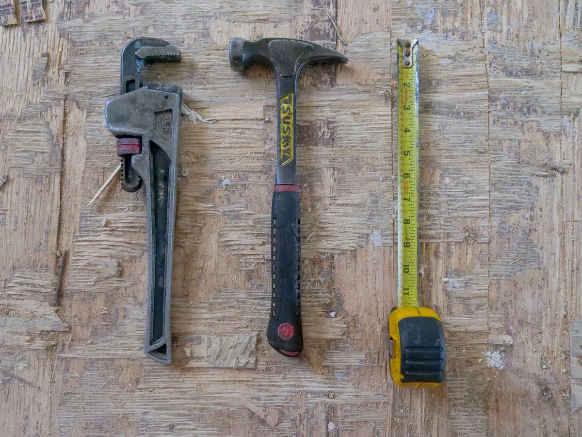 Outils de plombier, symbole d'un métier exercé depuis 1977